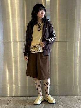 「adidas（アディダス）の【WEB限定】adidas / ファイヤーバード トラックトップ / ジャージ / トラックジャケット（ジャージ、ブラウン系）」を使った、Ray BEAMSさん（レディース・158cm）の春コーディネート