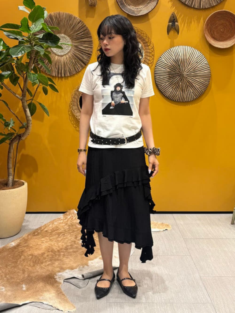 ブラック系のスカート、ホワイト系のTシャツ/カットソー、ブラック系のベルトを着用したレディースの夏コーディネートの1枚目の写真
