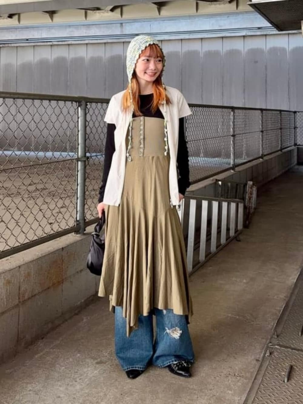 ブラック系のTシャツ/カットソー、ブルー系のデニムパンツ、ブラック系のトートバッグを着用したレディースの夏コーディネートの1枚目の写真