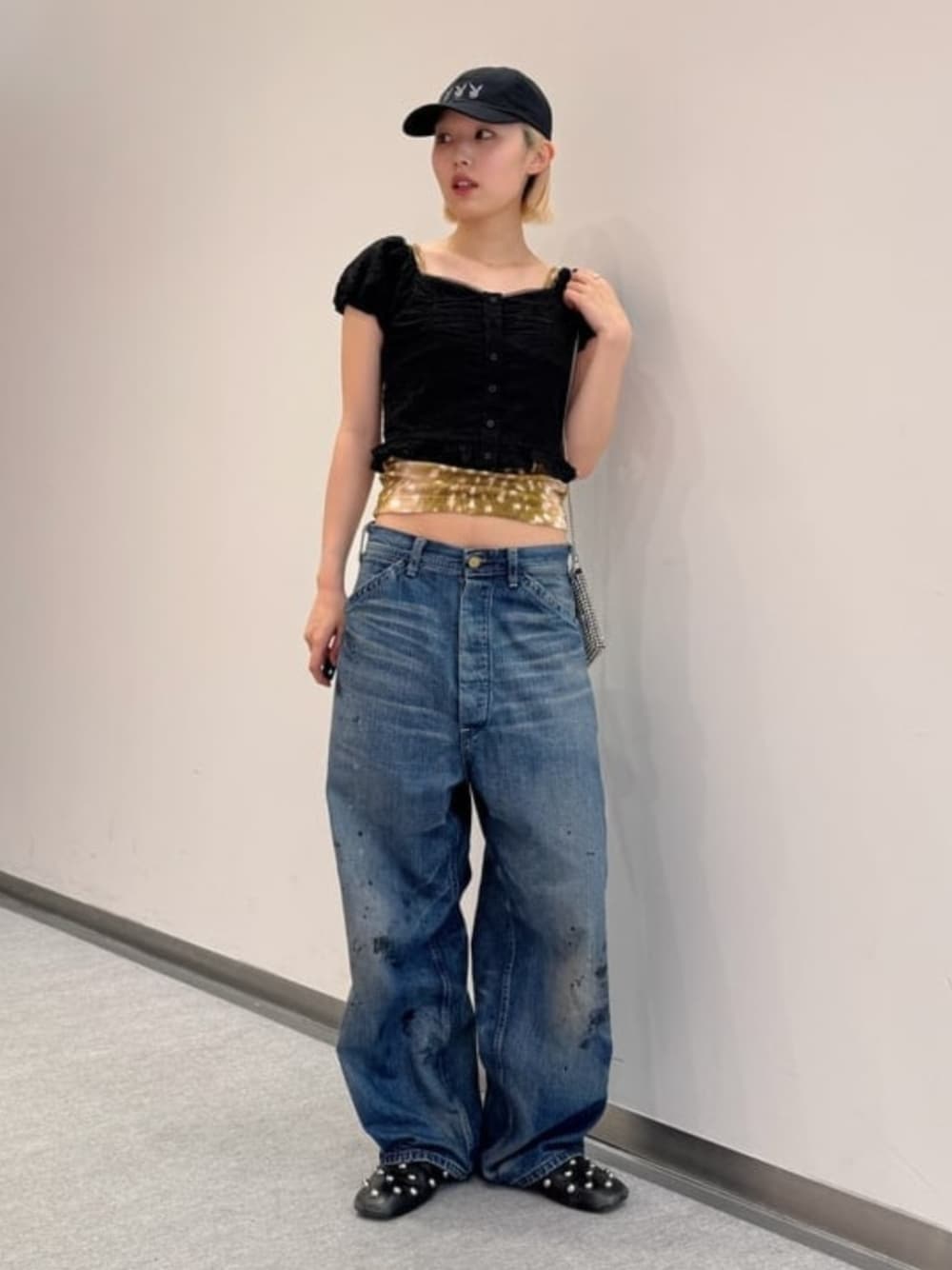 ベージュ系のTシャツ/カットソー、ブラック系のシャツ/ブラウス、その他のポーチを着用したレディースの夏コーディネートの1枚目の写真
