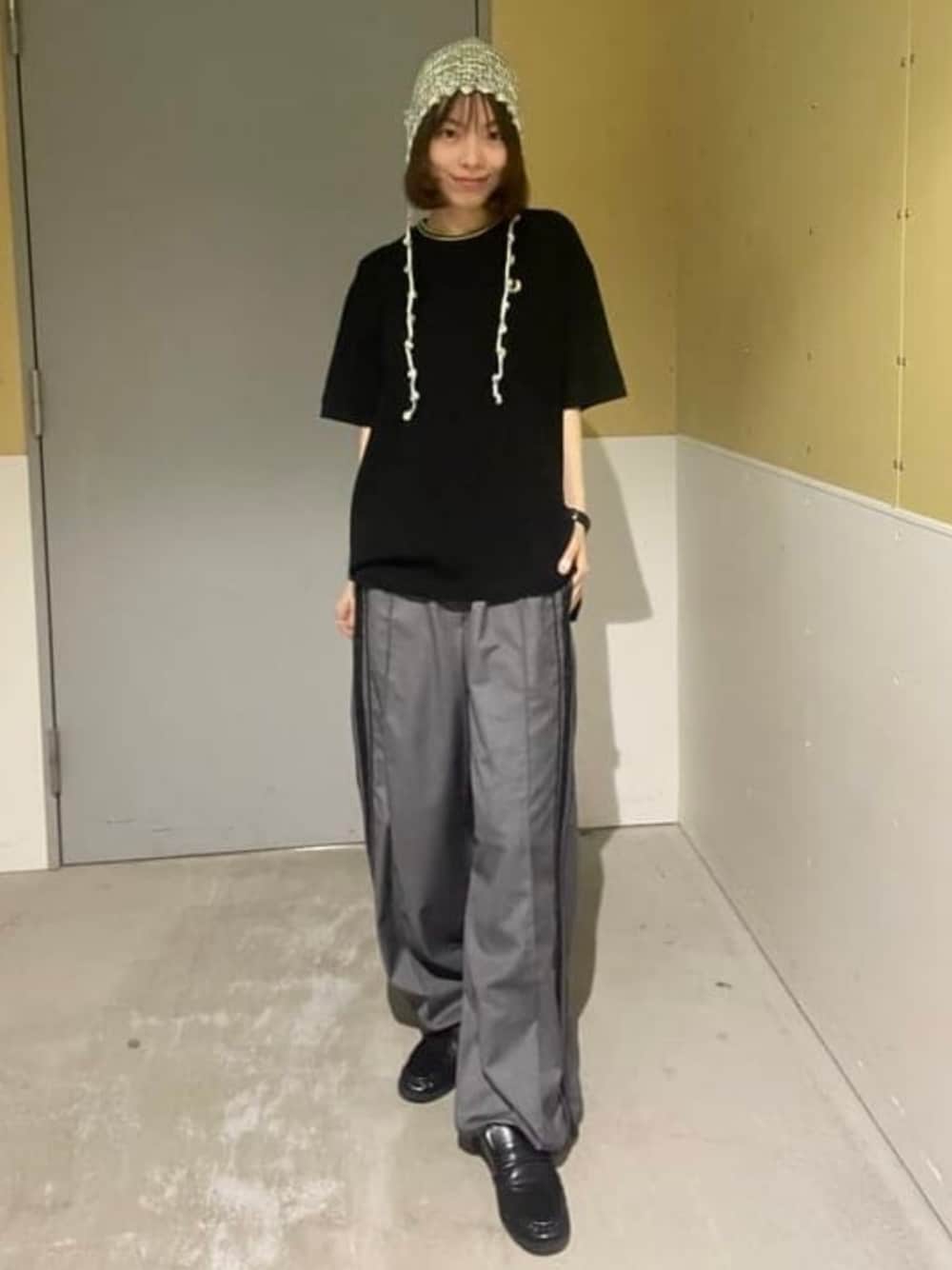グレー系のその他パンツ、ブラック系のTシャツ/カットソー、ブルー系のニットキャップ/ビーニーを着用したレディースの夏コーディネートの1枚目の写真
