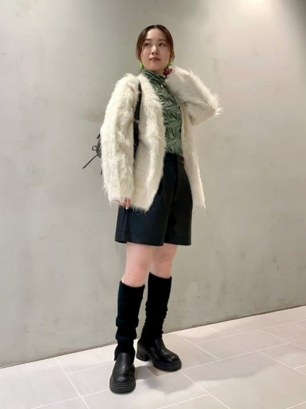 ホワイト系のカーディガン/ボレロ、グリーン系のTシャツ/カットソー、ブラック系のその他パンツを着用したレディースの秋コーディネートの1枚目の写真