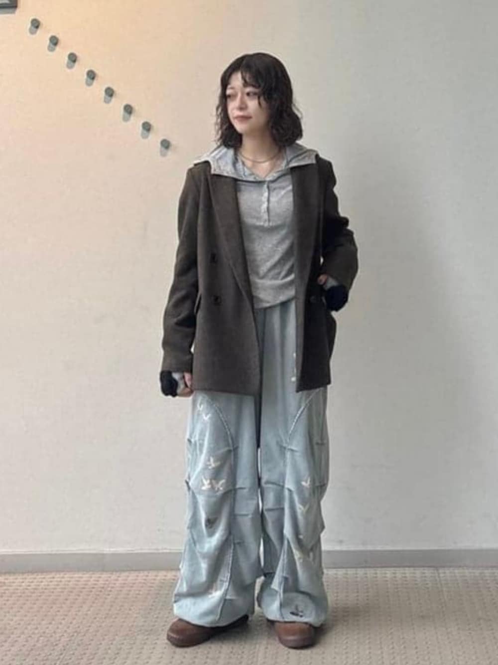 グレー系のTシャツ/カットソー、ブラウン系のその他アウター、グレー系の手袋を着用したレディースの秋コーディネートの1枚目の写真