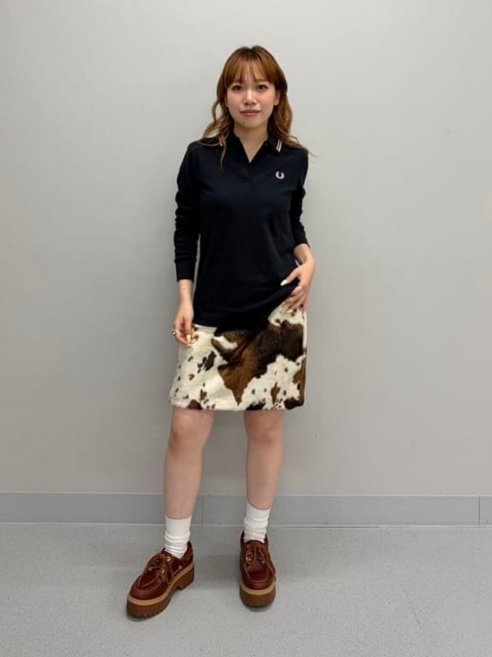 その他のスカート、ホワイト系のソックス/靴下を着用したレディースの秋コーディネートの1枚目の写真