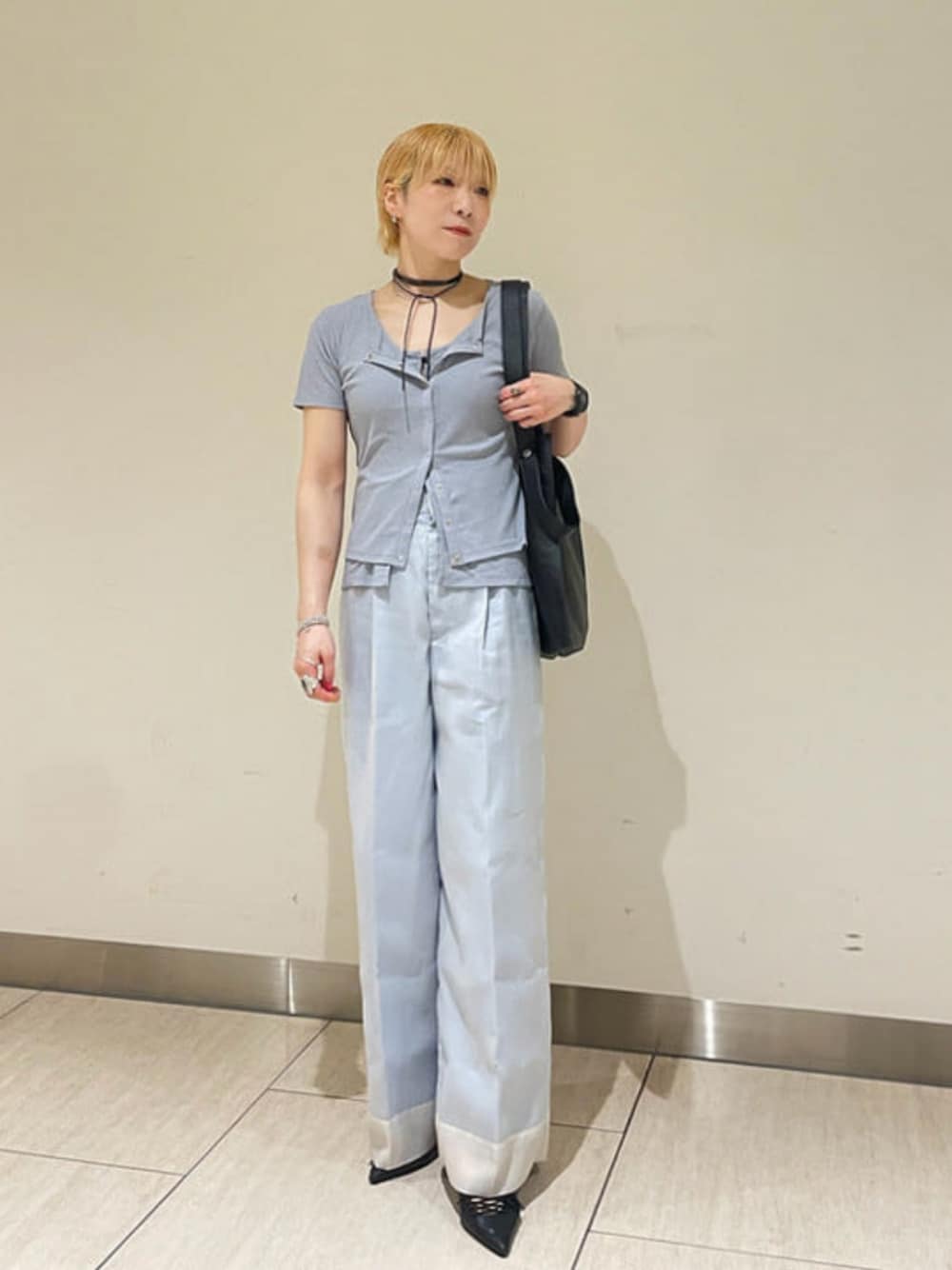ブラック系のトートバッグ、ホワイト系のスラックス、ブルー系のTシャツ/カットソーを着用したレディースの夏コーディネートの1枚目の写真