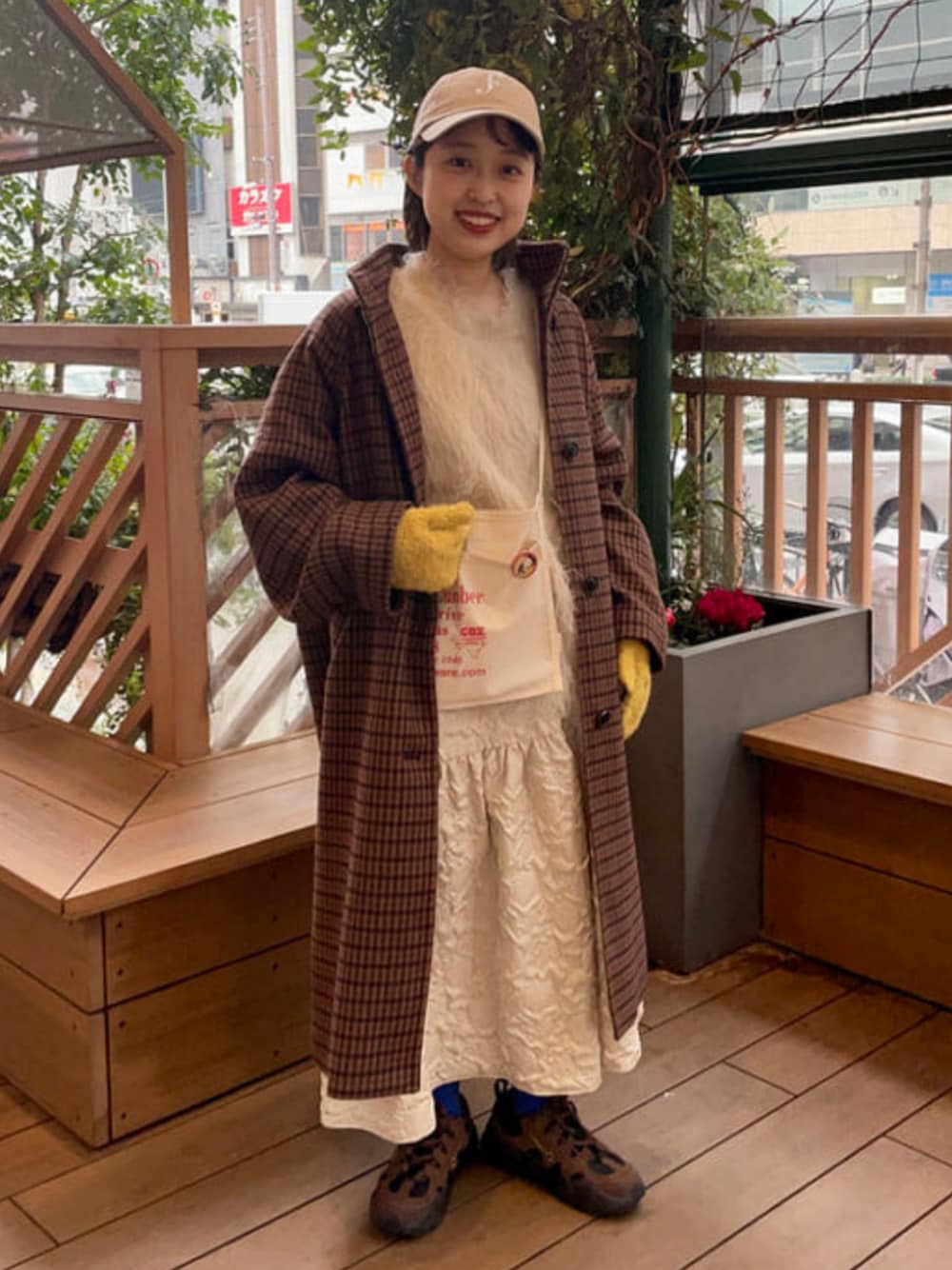 ベージュ系のスカート、ベージュ系のニット/セーター、ブラウン系のその他アウターを着用したレディースの冬コーディネートの1枚目の写真