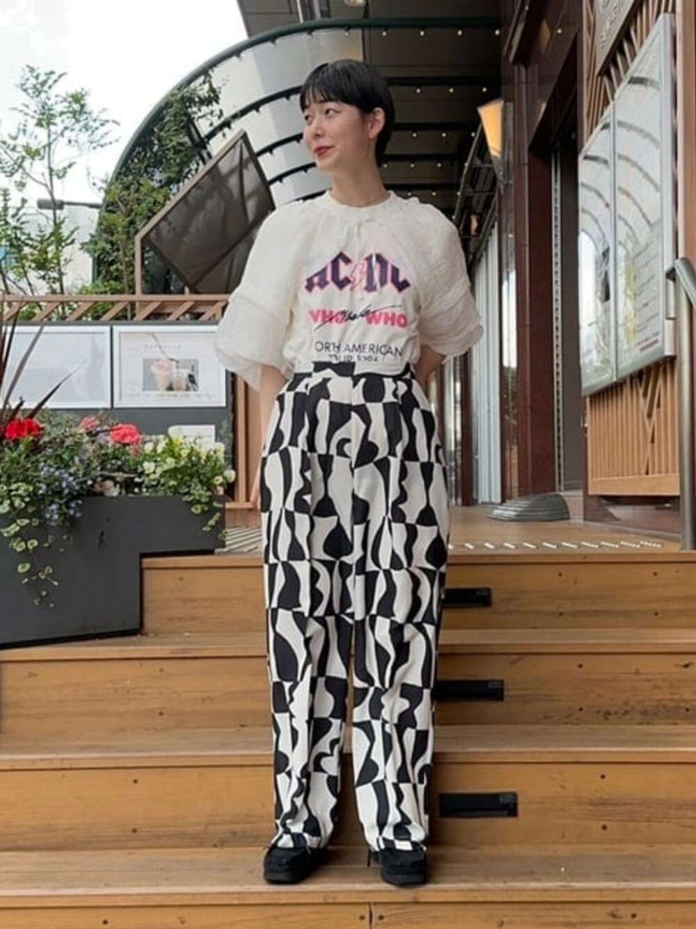 ホワイト系のTシャツ/カットソー、ホワイト系のシャツ/ブラウスを着用したレディースの春コーディネートの1枚目の写真