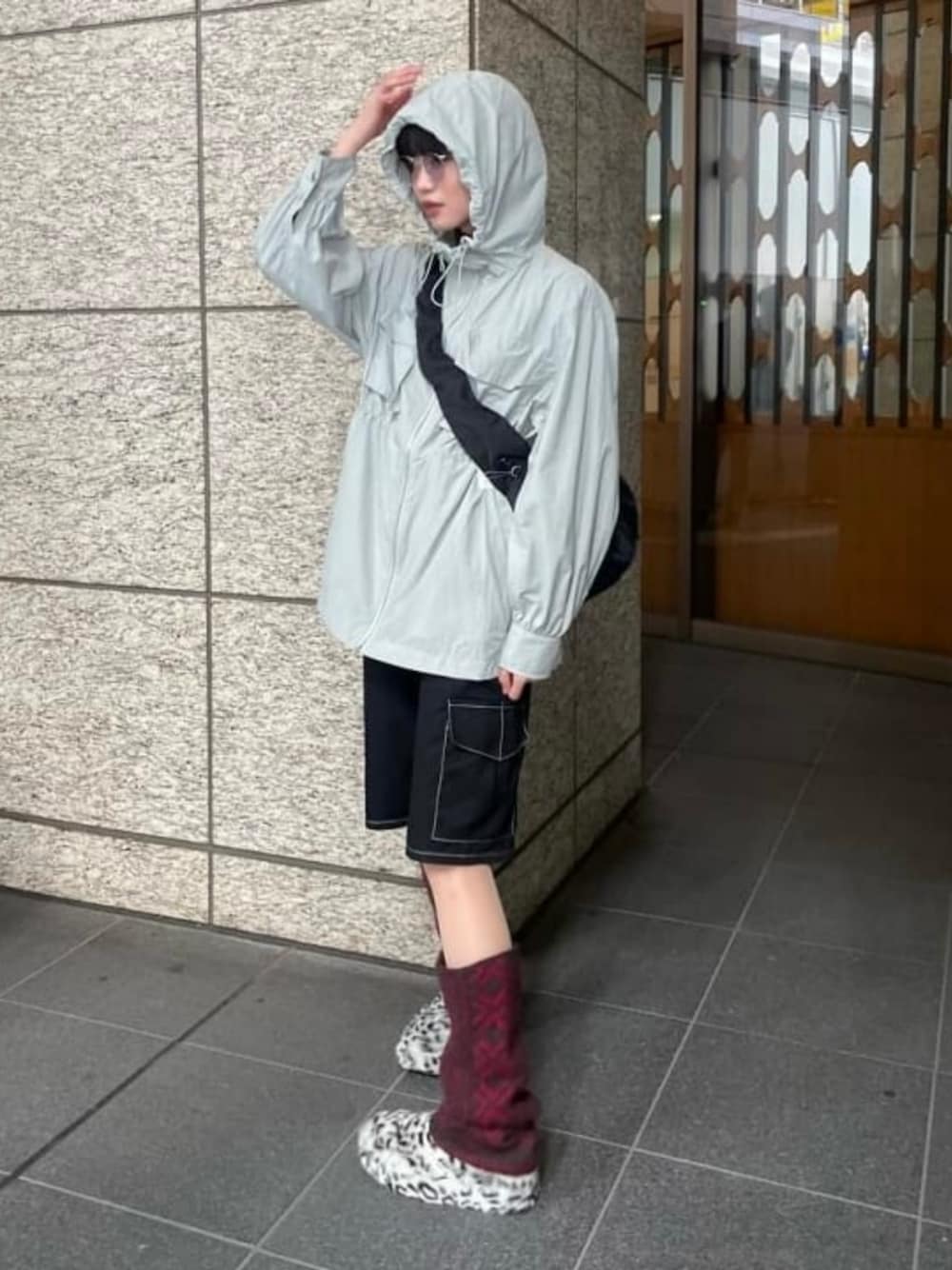 「Ray BEAMS、ナイロンジャケット、ナイロンパーカー、ブルゾン、お出かけコーデ、古着MIX、春アウター、アウトドアスタイル、春色、ショルダーバッグ、休日スタイル、スポーツミックス、ストリート、春、ラクチンコーデ」｜「Ray BEAMSのRay BEAMS / ナイロン ショルダー バッグ（ショルダーバッグ、ブラック系）」を使った、Ray BEAMSさん（レディース・164cm）の春コーディネートの1枚目の写真
