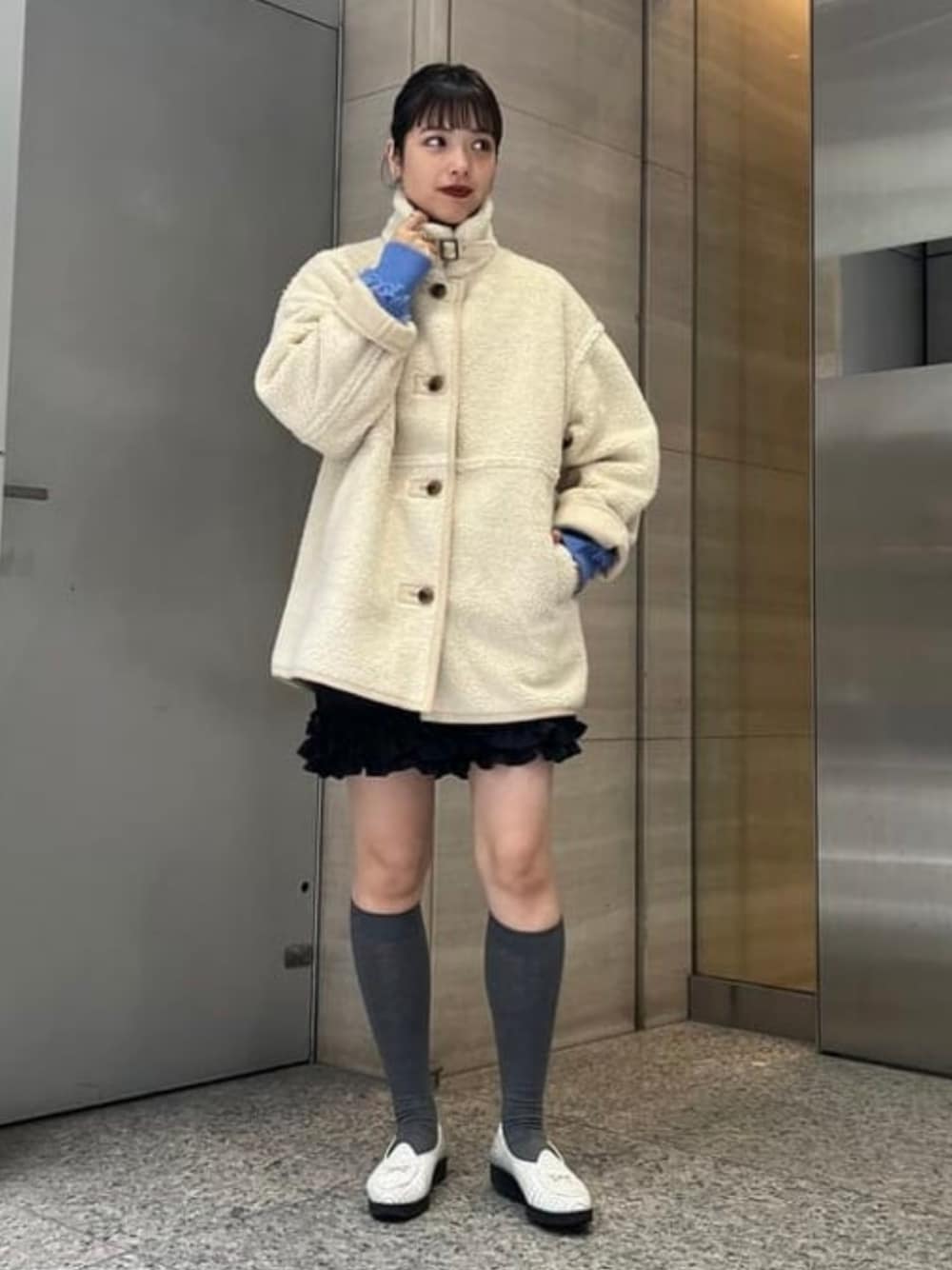 「大人カジュアル、きれいめカジュアル、コート、ボア、ショートパンツ、フリル、モノトーン、ハイソックス、ローファー、高身長女子、冬コーデ、もこもこ、ニット」｜「Ray BEAMSの【15％ポイント還元キャンペーン対象】ボア スタンドカラー ハーフ コート（その他アウター、ホワイト系）」を使った、Ray BEAMSさん（レディース・163cm）の冬コーディネートの1枚目の写真