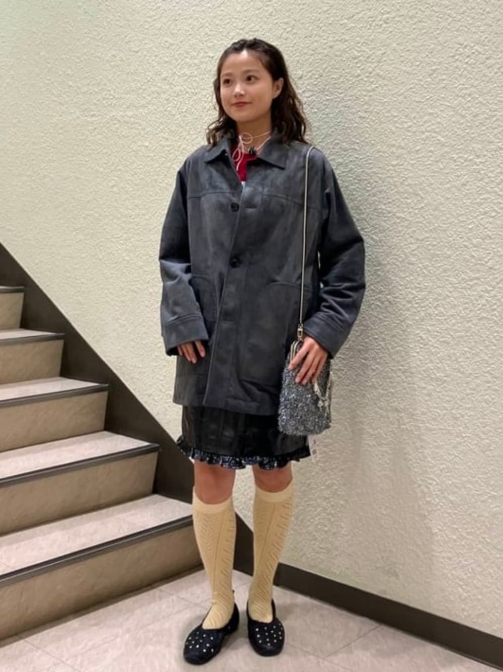 ブラック系のトートバッグ、レッド系のTシャツ/カットソー、グレー系のその他アウターを着用したレディースの秋コーディネートの1枚目の写真