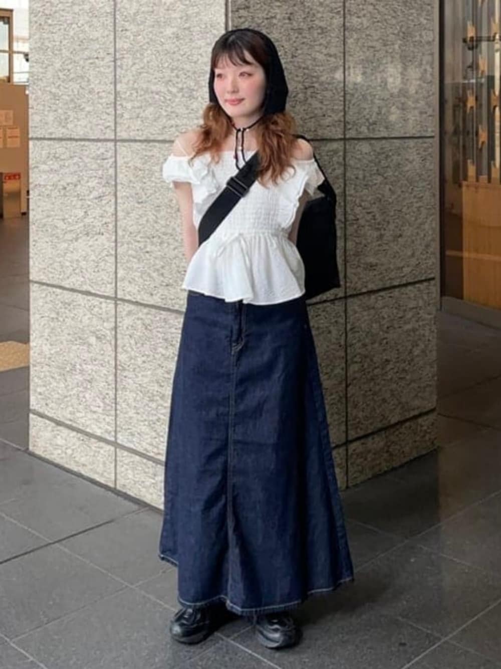 ホワイト系のシャツ/ブラウス、ブラック系のニットキャップ/ビーニーを着用したレディースの夏コーディネートの1枚目の写真