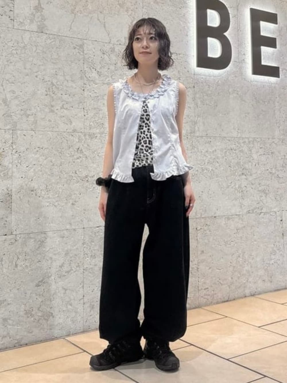 ブルー系のシャツ/ブラウス、ブラック系のTシャツ/カットソー、ブルー系のデニムパンツを着用したレディースの夏コーディネートの1枚目の写真