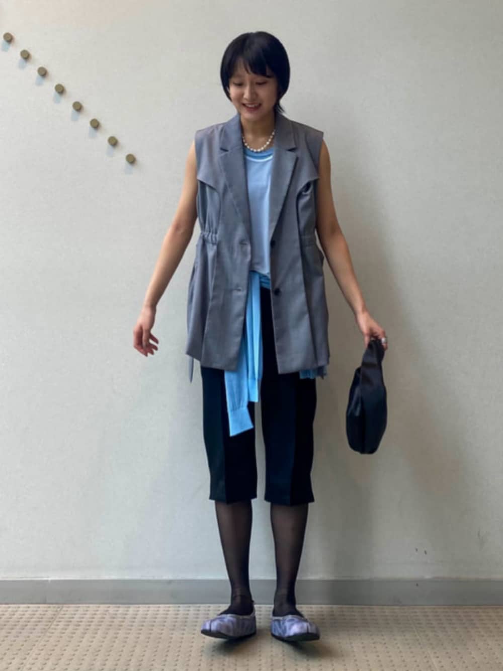 ブラック系のトートバッグ、ブラック系のその他パンツ、グレー系のベストを着用したレディースの夏コーディネートの1枚目の写真
