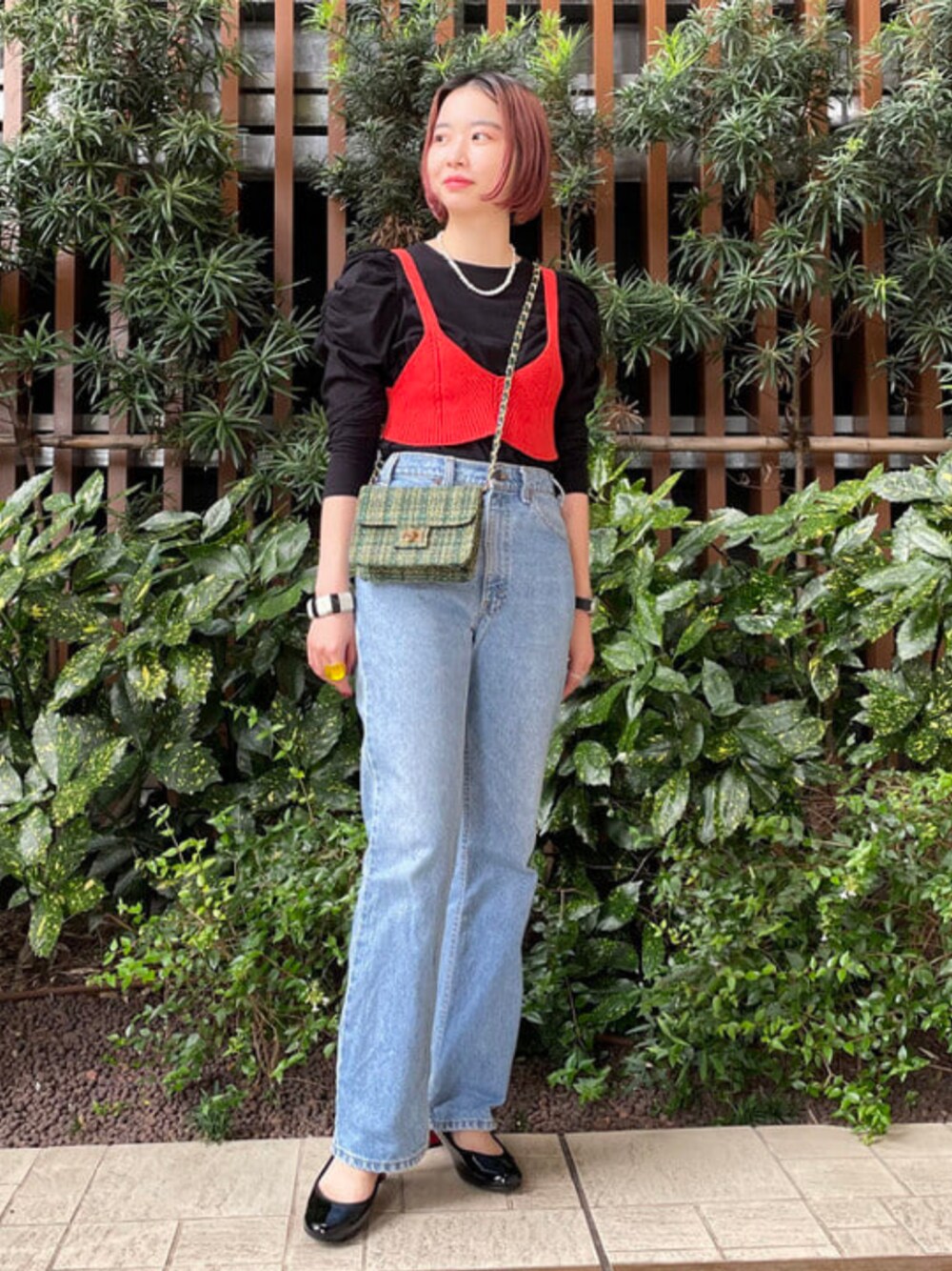 ブラック系のTシャツ/カットソーを着用したレディースの冬コーディネートの1枚目の写真