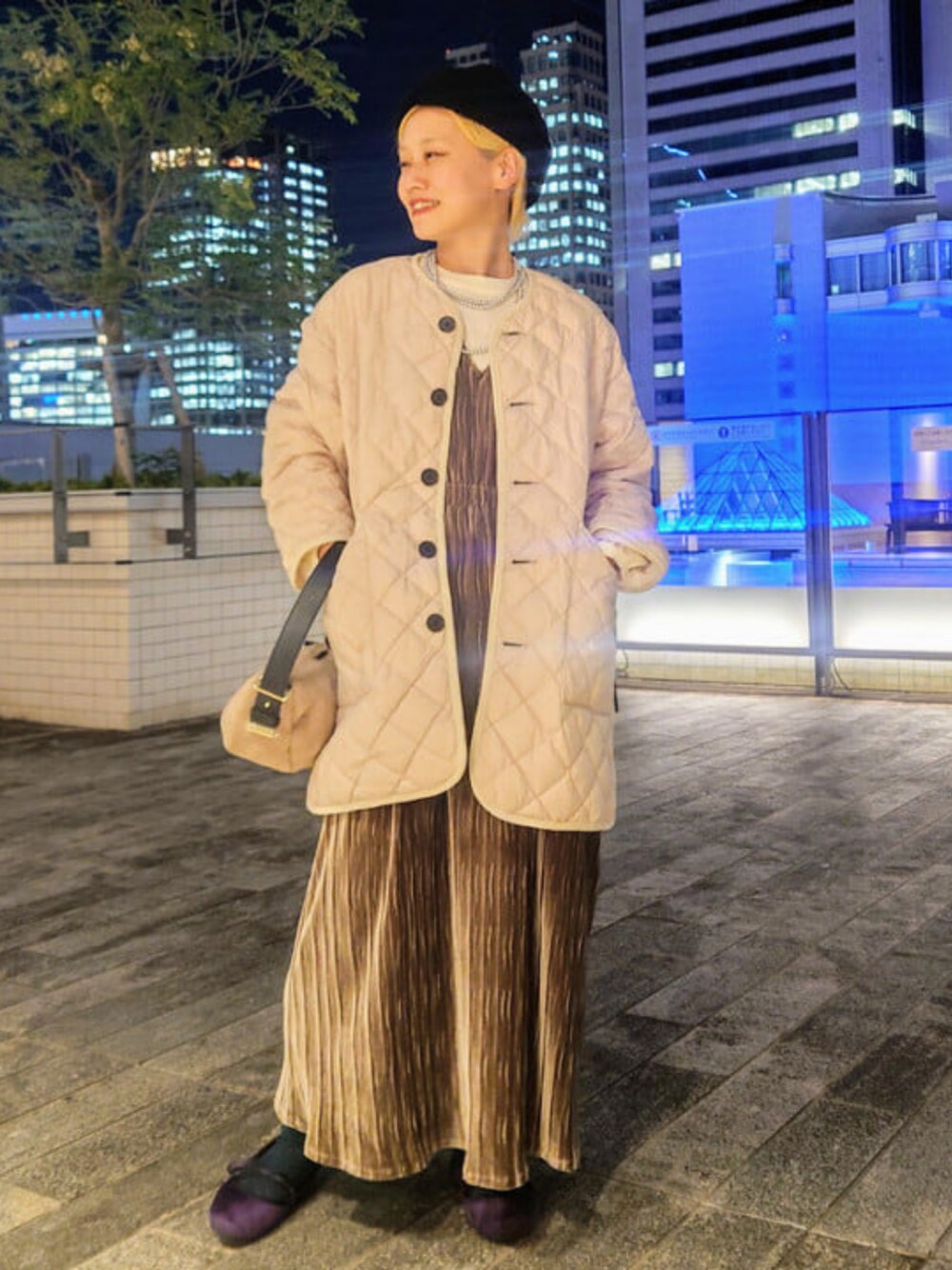 ベージュ系のダウンジャケット/コート、ブラウン系のワンピース、ブラック系のニットキャップ/ビーニーを着用したレディースの冬コーディネートの1枚目の写真