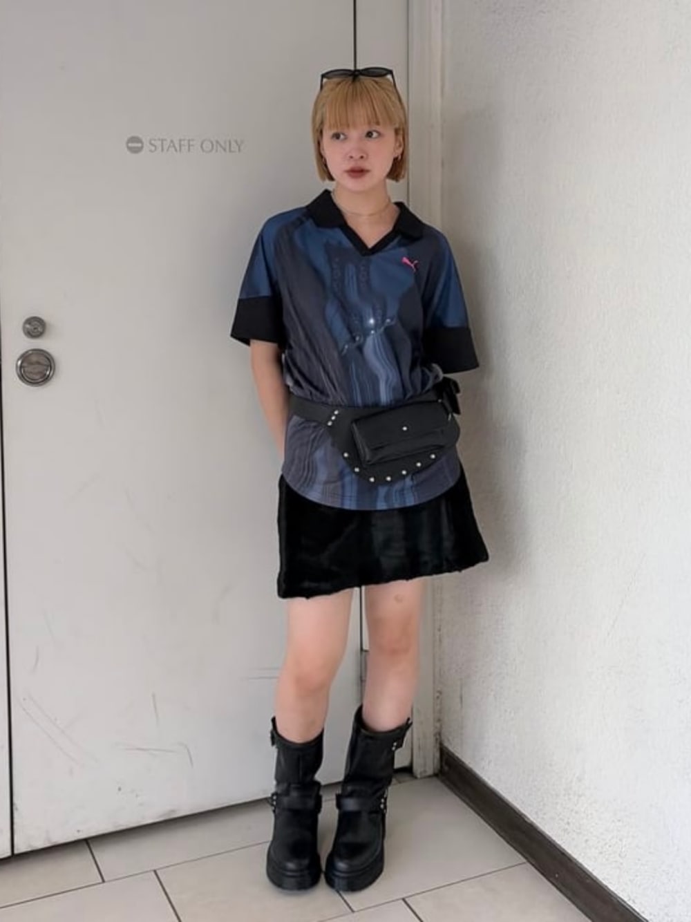 ブラック系のスカート、ブラック系のTシャツ/カットソー、ブラック系のベルトを着用したレディースの秋コーディネートの1枚目の写真