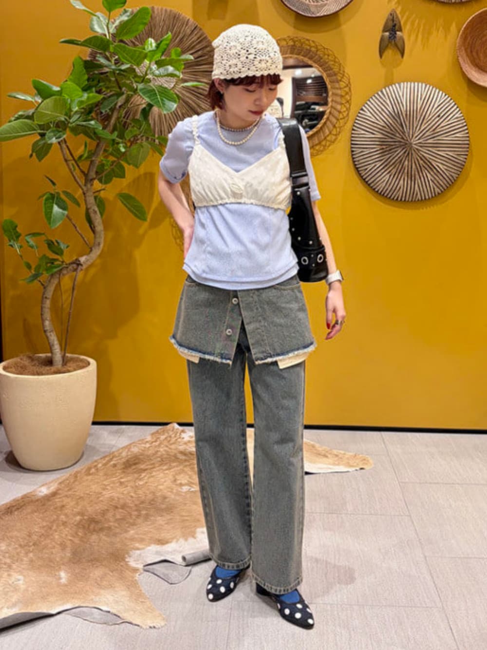 ブラック系のパンプス、ブラック系のトートバッグ、ブルー系のTシャツ/カットソーを着用したレディースの春コーディネートの1枚目の写真