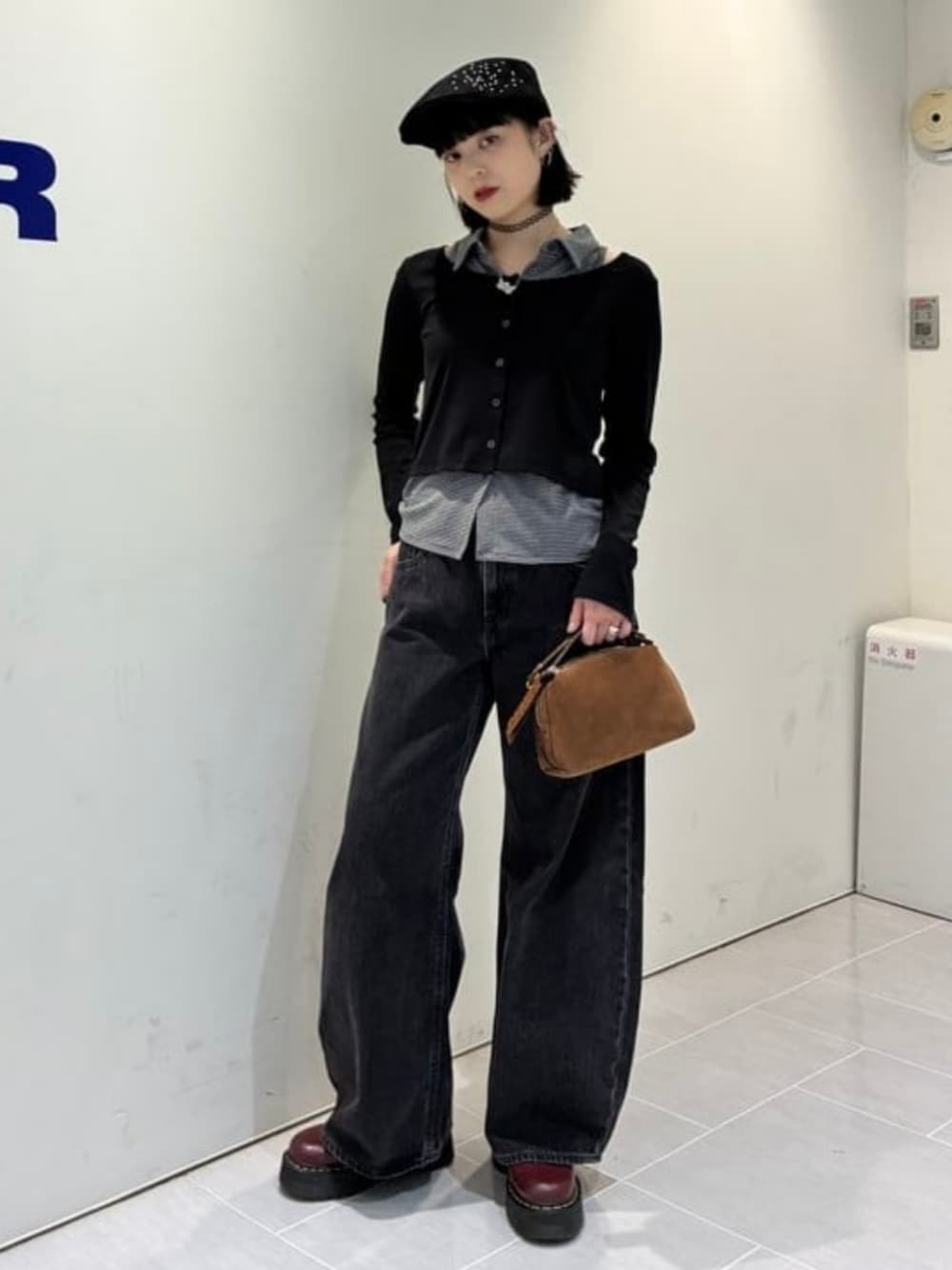 ブラック系のTシャツ/カットソー、ブラウン系のショルダーバッグ、ブラック系のデニムパンツを着用したレディースの秋コーディネートの1枚目の写真