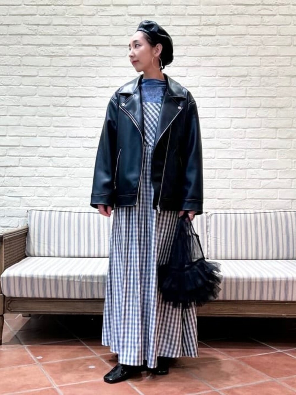 ブラック系のパンプス、ブルー系のTシャツ/カットソー、ブラック系のライダースジャケットを着用したレディースの秋コーディネートの1枚目の写真