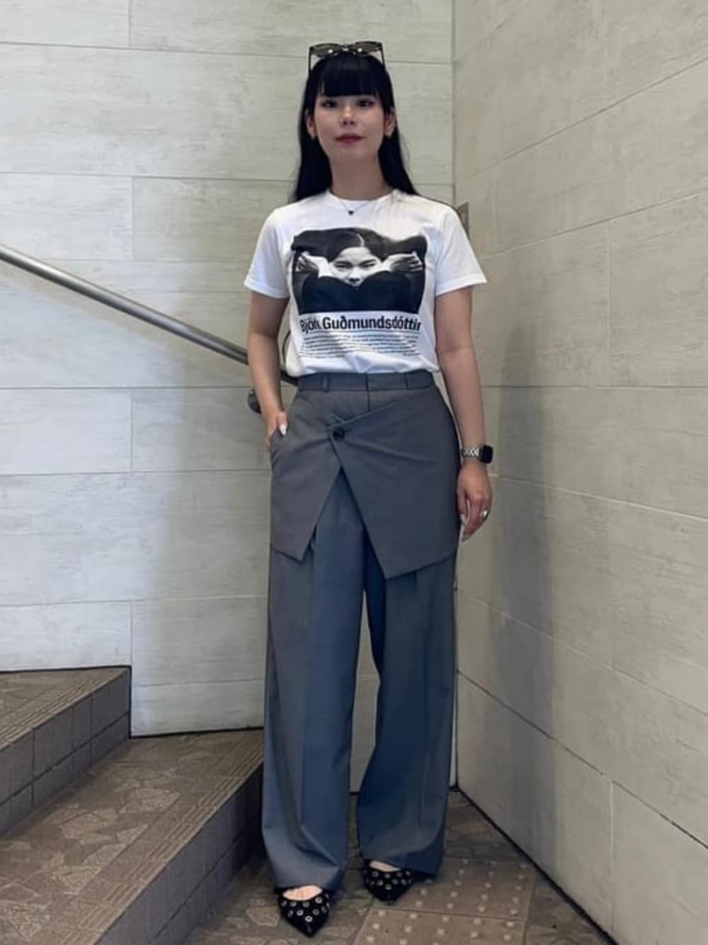 「Ray BEAMS、Tシャツ、Tシャツコーデ、プリントT、ラップパンツ、レイヤードスタイル、夏ルックで気分アップ、休日スタイル、きれいめカジュアル、夏コーデ、韓国ファッション、白Tシャツ、お出かけコーデ、オトナカジュアル、大人コーデ」｜「Ray BEAMSのK/C BjorkPhoto①（Tシャツ/カットソー、ホワイト系）」を使った、Ray BEAMSさん（レディース・165cm）の夏コーディネートの1枚目の写真