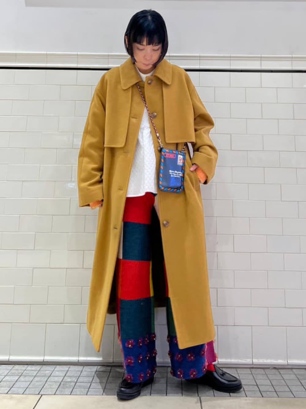 「ロングコート、冬コーデ、クリスマスに着たい服、休日スタイル、チェスターコート、秋冬コーデ、オトナカジュアル、シンプルコーデ、大人コーデ、カジュアル、オトナカワイイ、ニット、冬、キレイめコーデ」｜「Ray BEAMSのRay BEAMS / ガンパッチ ステンカラー コート（ステンカラーコート、ブラウン系）」を使った、Ray BEAMSさん（レディース・155cm）の冬コーディネートの1枚目の写真