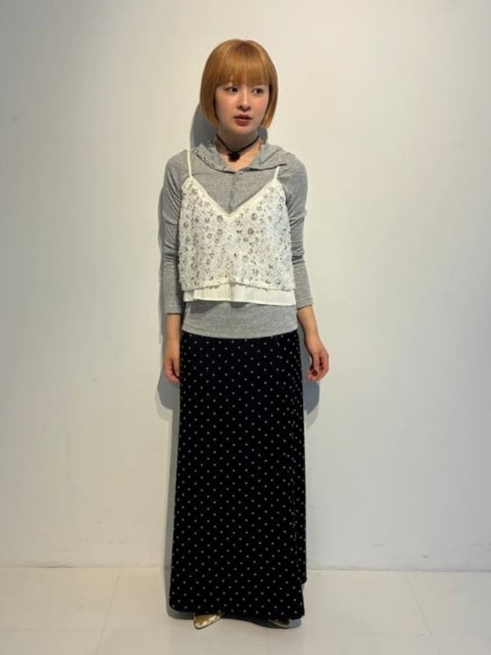 グレー系のTシャツ/カットソー、ホワイト系のシャツ/ブラウス、ゴールド系のその他シューズを着用したレディースの夏コーディネートの1枚目の写真