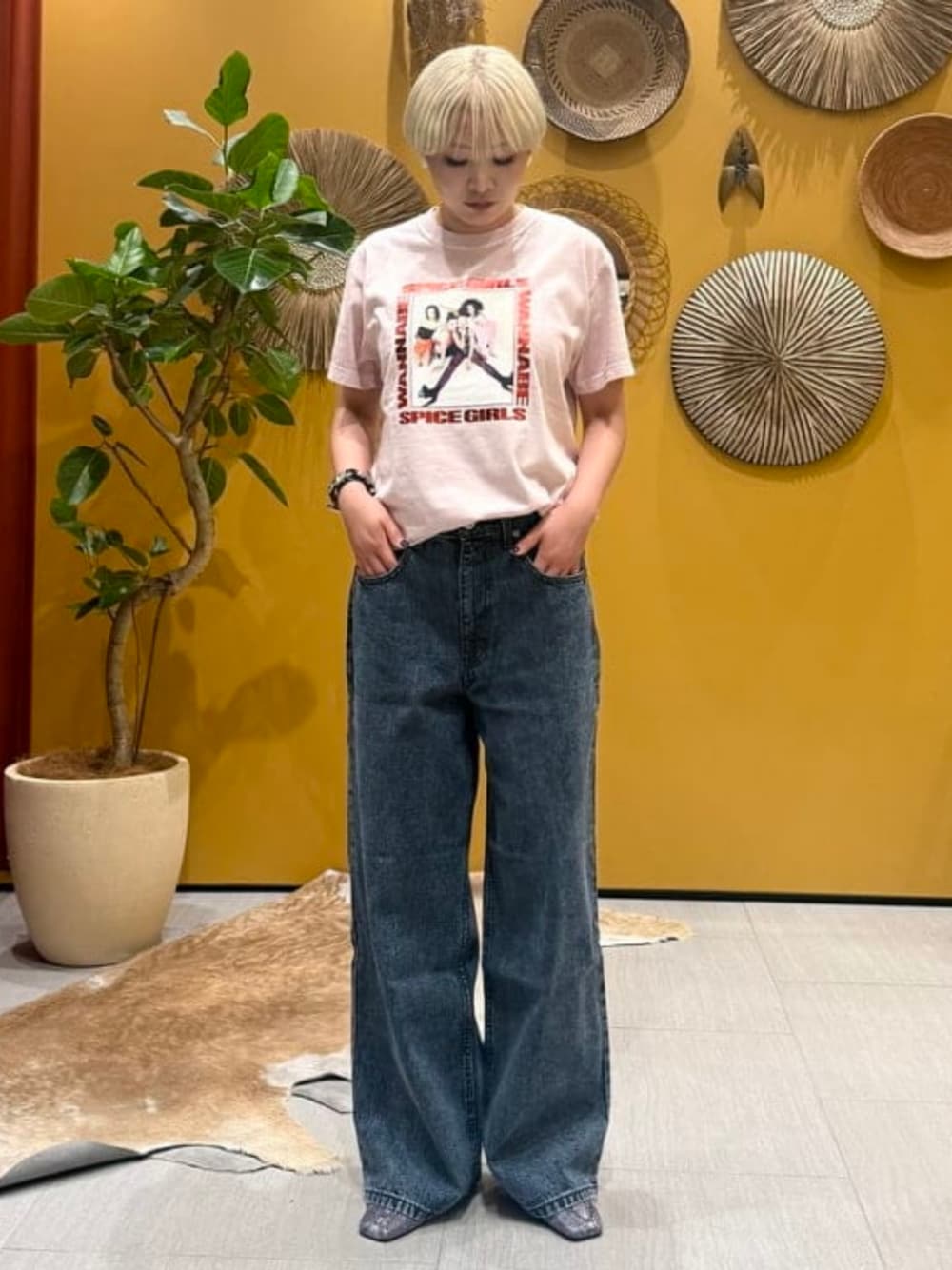 ピンク系のTシャツ/カットソー、その他のパンプスを着用したレディースの夏コーディネートの1枚目の写真