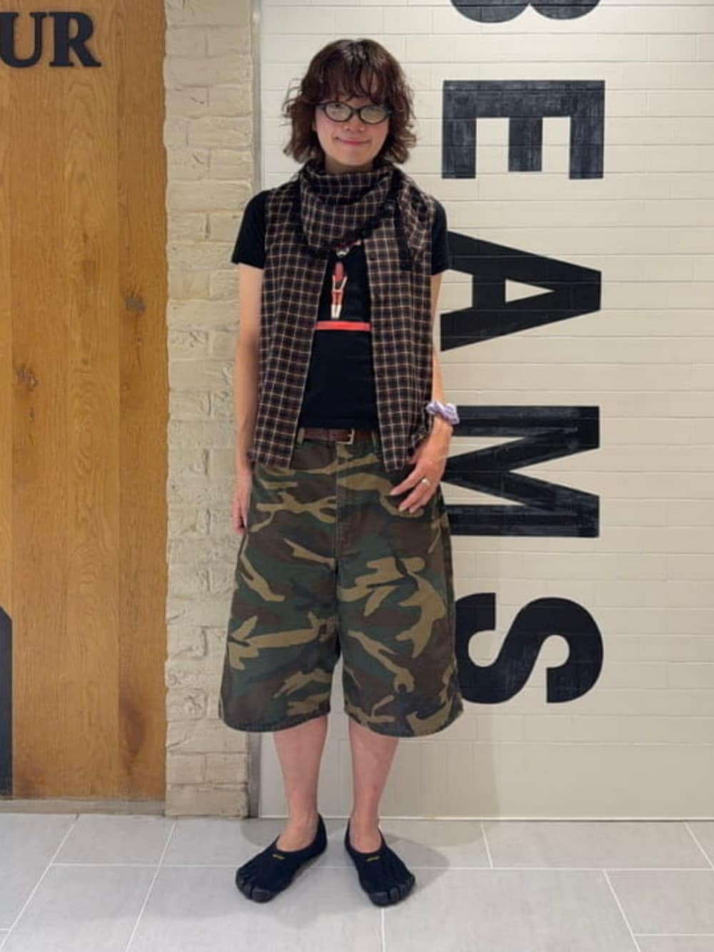 ブラック系のTシャツ/カットソー、ブラウン系のシャツ/ブラウスを着用したレディースの夏コーディネートの1枚目の写真