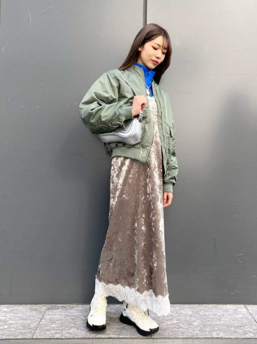 「Ray BEAMS、ベロア、ワンピース、ワンピーススタイル、キャミワンピ、アウター、ジャージ、MA1、ファッションを楽しもう、トートバッグ、きれいめカジュアル、レイヤードスタイル、休日スタイル、スニーカー、オトナカジュアル」｜「Ray BEAMSのOtro Accesorio / フクレ レイヤー ハート ネックレス（ネックレス、シルバー系）」を使った、Ray BEAMSさん（レディース・165cm）の冬コーディネートの1枚目の写真