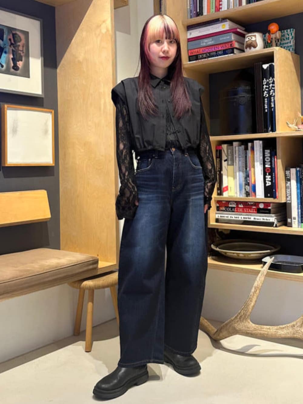 ブラック系のTシャツ/カットソー、ブルー系のデニムパンツを着用したレディースの冬コーディネートの1枚目の写真