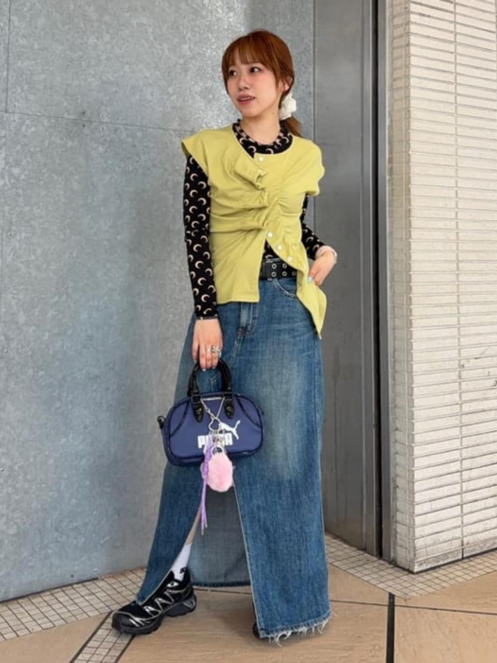 ブルー系のハンドバッグ、グリーン系のTシャツ/カットソーを着用したレディースの夏コーディネートの1枚目の写真