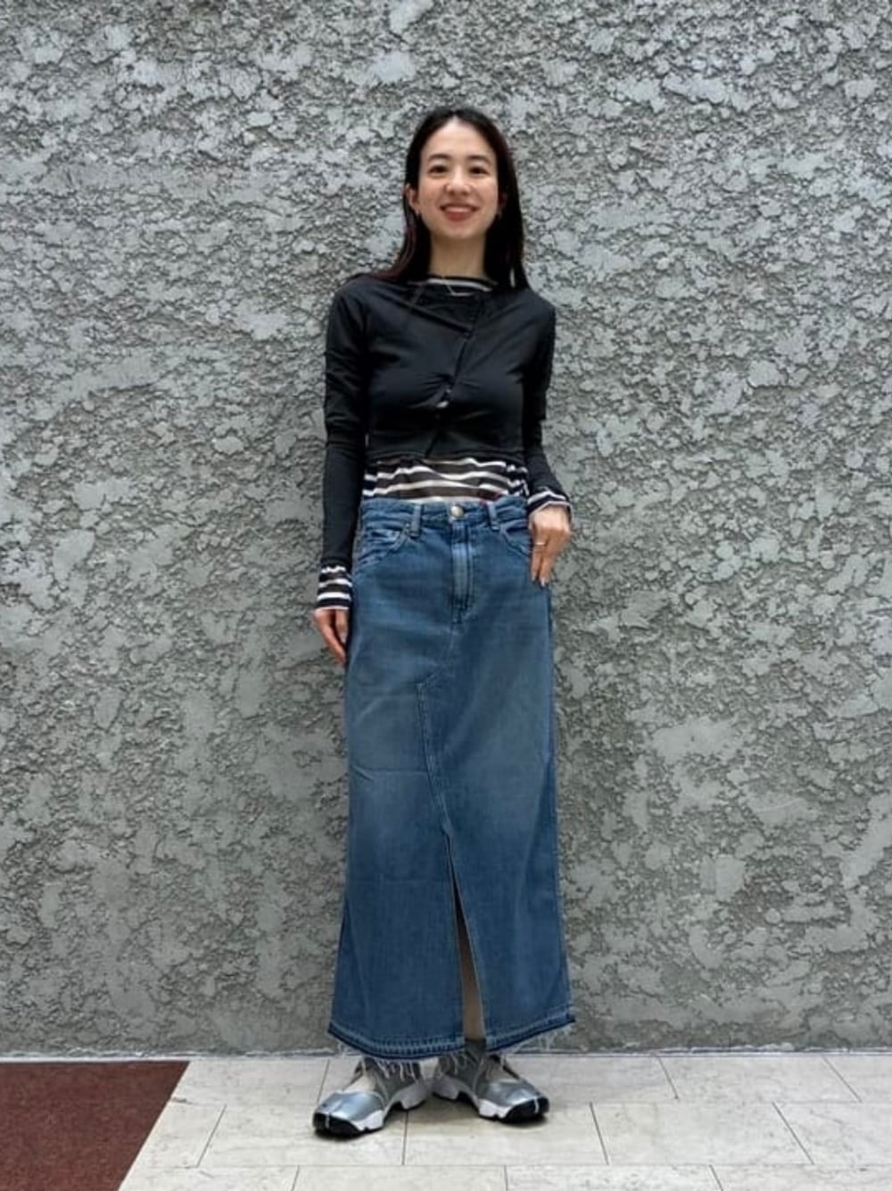 ブルー系のTシャツ/カットソー、ブルー系のデニムスカートを着用したレディースの春コーディネートの1枚目の写真