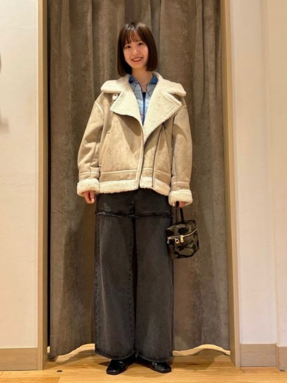 その他のショルダーバッグ、ベージュ系のブルゾン、ブラック系のデニムパンツを着用したレディースの冬コーディネートの1枚目の写真