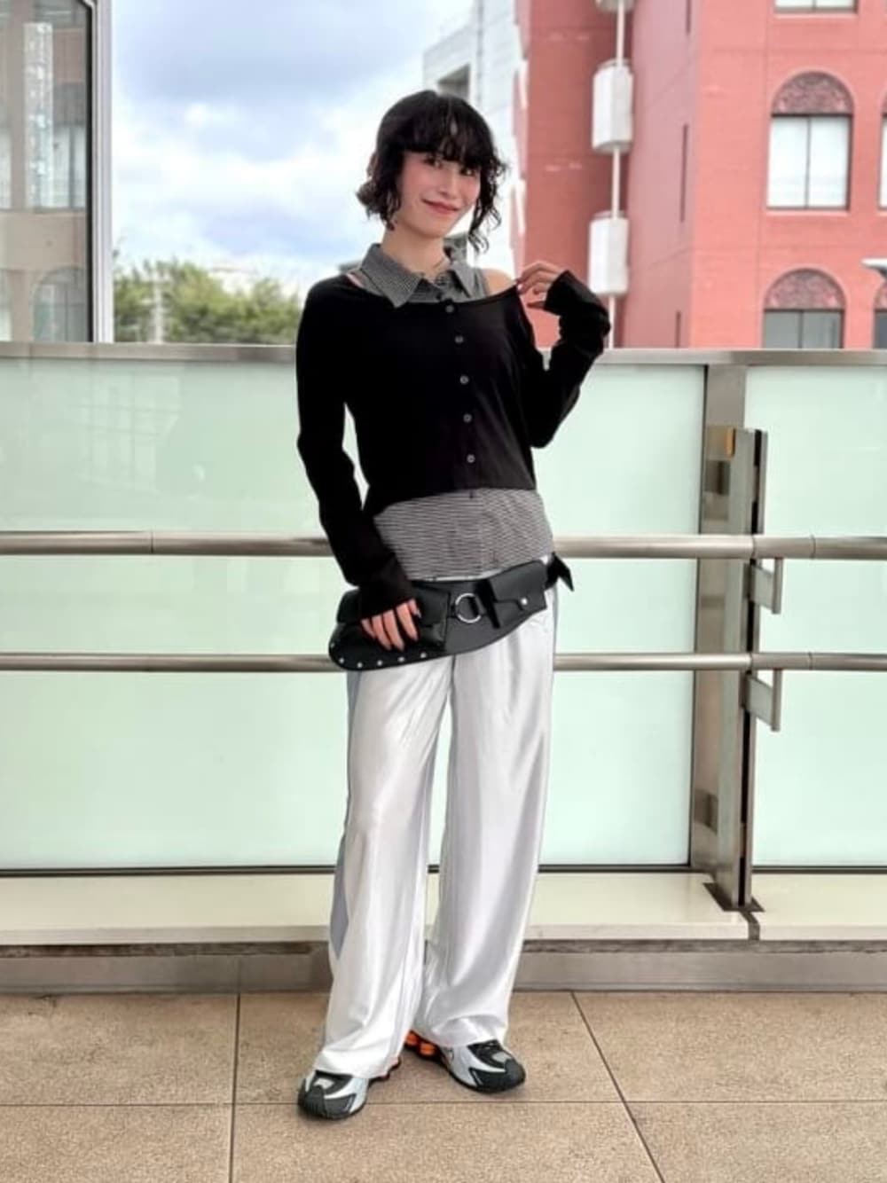 シルバー系のその他パンツ、ブラック系のTシャツ/カットソー、ブラック系のベルトを着用したレディースの秋コーディネートの1枚目の写真
