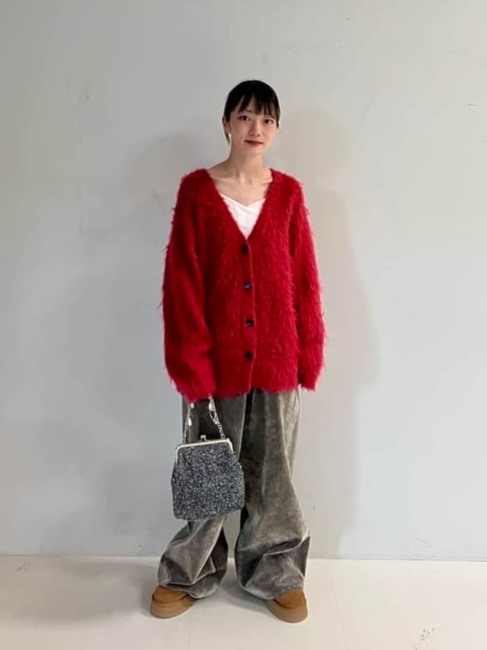 レッド系のカーディガン/ボレロ、シルバー系のその他パンツを着用したレディースの秋コーディネートの1枚目の写真