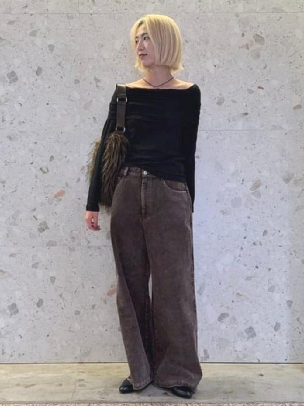 ブラウン系のその他パンツ、ブラウン系のトートバッグ、ブラック系のTシャツ/カットソーを着用したレディースの秋コーディネートの1枚目の写真