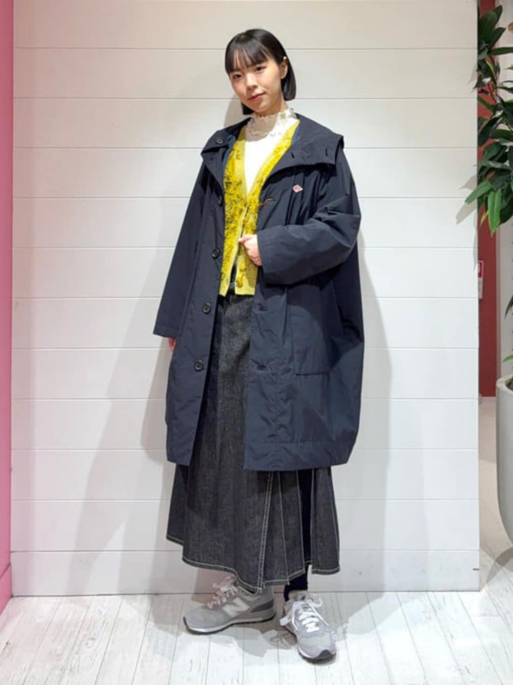 ホワイト系のTシャツ/カットソー、ブルー系のその他アウター、イエロー系のカーディガン/ボレロを着用したレディースの冬コーディネートの1枚目の写真