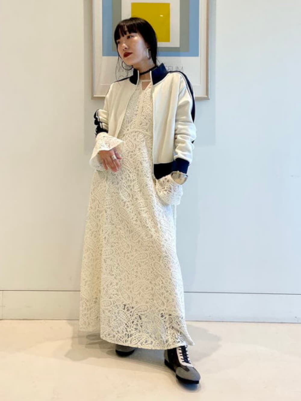 ホワイト系のワンピース、ホワイト系のジャージ、ブラック系のチョーカーを着用したレディースの秋コーディネートの1枚目の写真