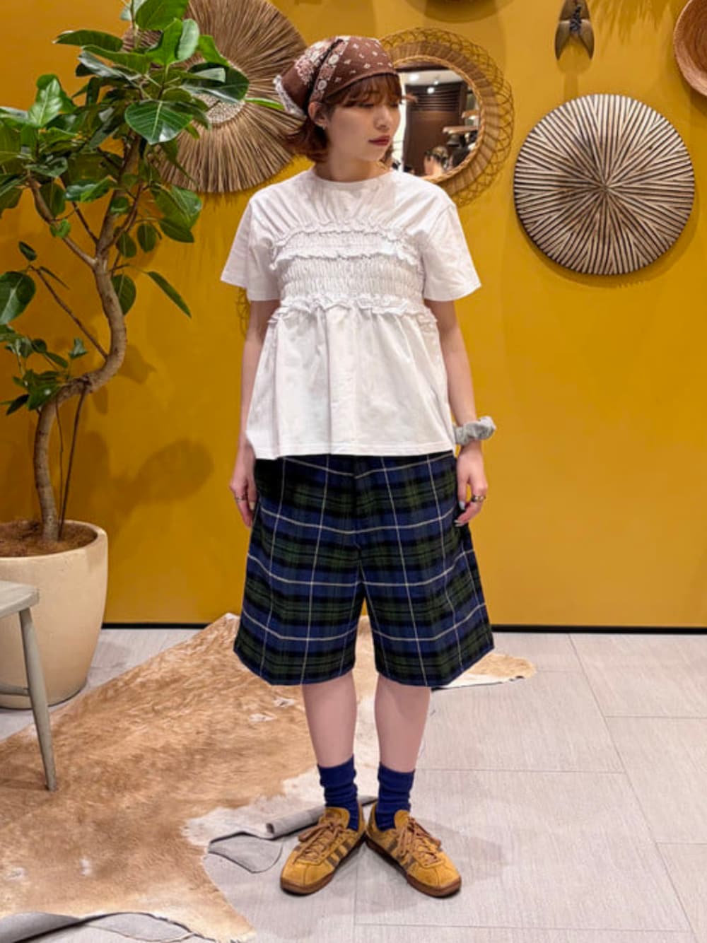 ホワイト系のTシャツ/カットソー、ブラウン系のハンカチ/ハンドタオルを着用したレディースの夏コーディネートの1枚目の写真