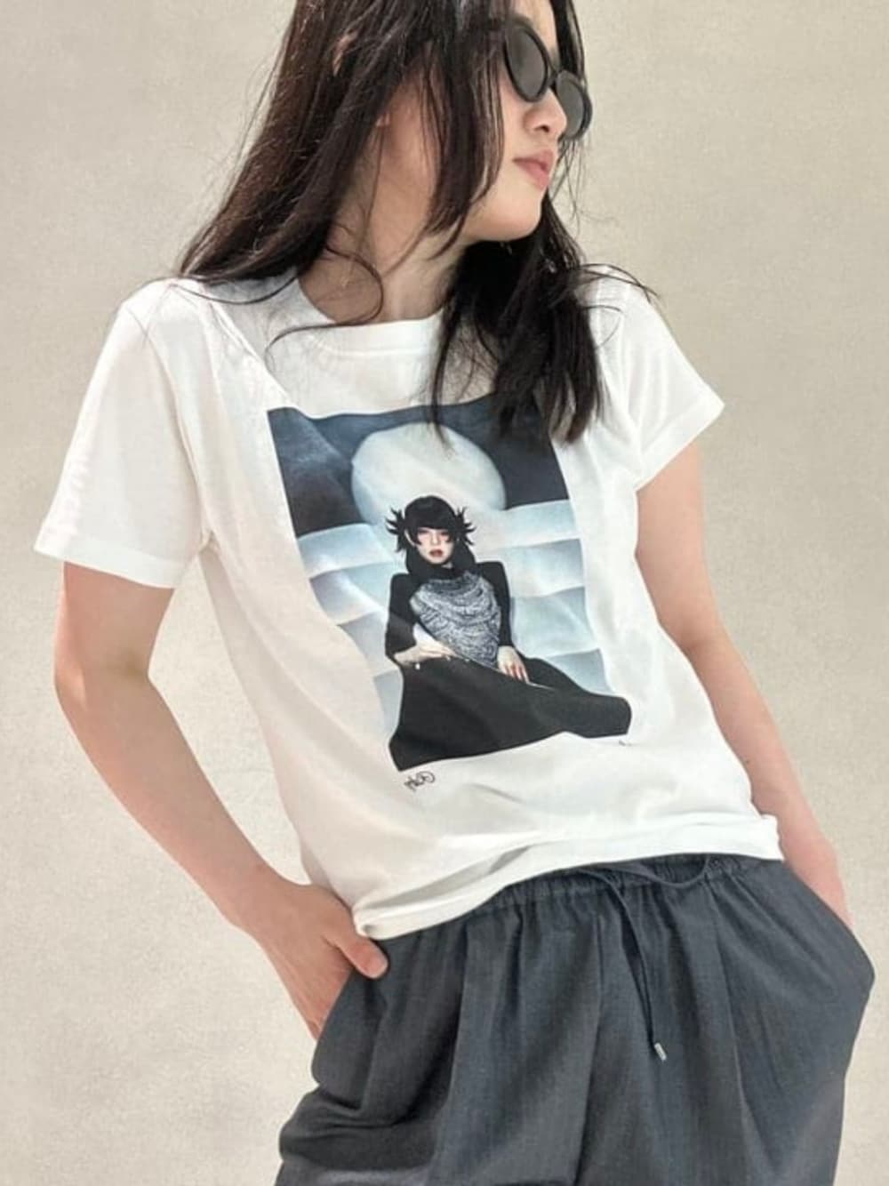 ホワイト系のTシャツ/カットソー、シルバー系のその他パンツ、ブラック系のサングラスを着用したレディースの夏コーディネートの1枚目の写真
