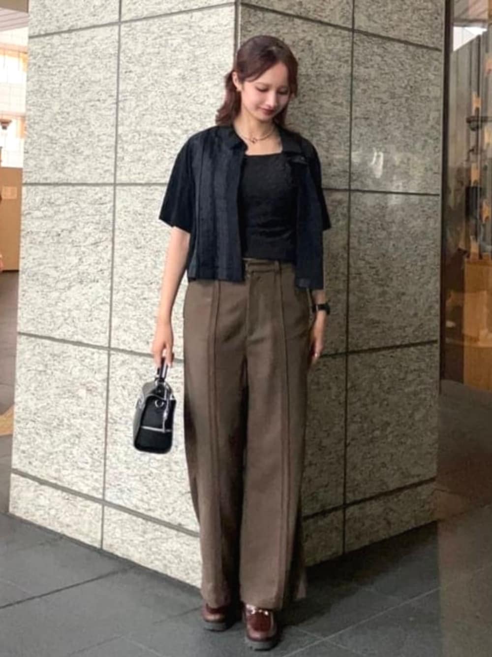 「Ray BEAMS、レース、レースブラウス、スラックス、スラックスコーデ、アースカラー、夏コーデ、オトナカジュアル」｜「Ray BEAMSのワンハンドル　バッグ（ハンドバッグ、ブラック系）」を使った、Ray BEAMSさん（レディース・163cm）の夏コーディネートの1枚目の写真