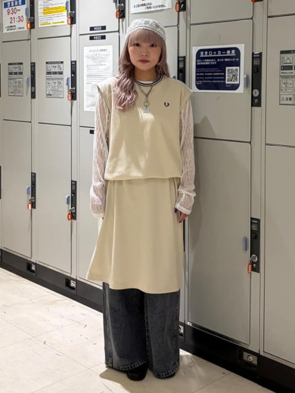 ブルー系のデニムパンツ、ベージュ系のワンピース、ホワイト系のTシャツ/カットソーを着用したレディースの春コーディネートの1枚目の写真