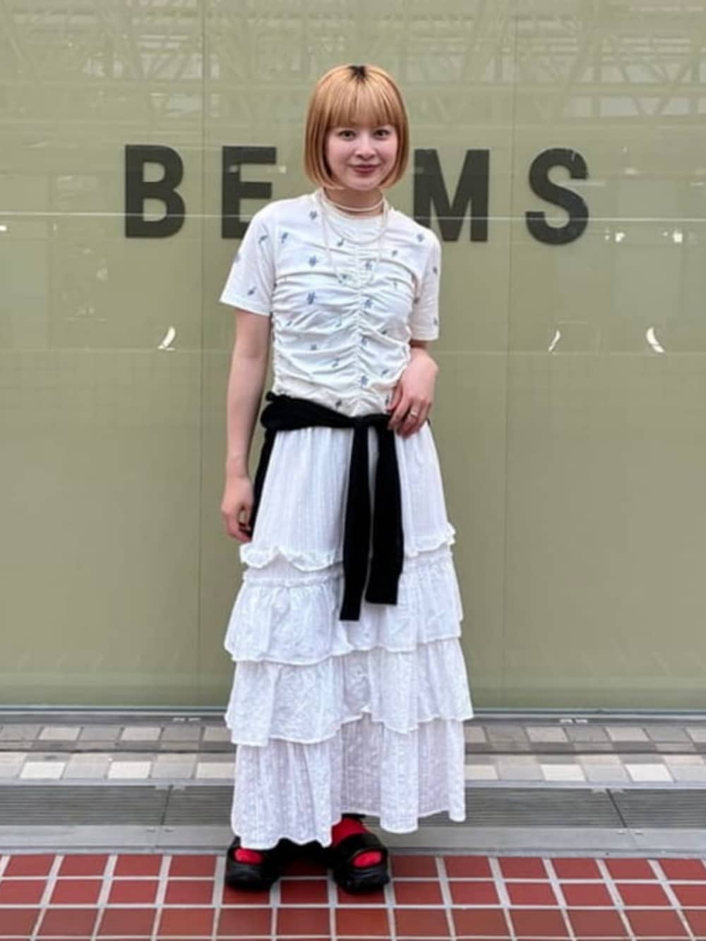 ブラック系のカーディガン/ボレロ、ホワイト系のTシャツ/カットソー、ブラック系のサンダルを着用したレディースの夏コーディネートの1枚目の写真