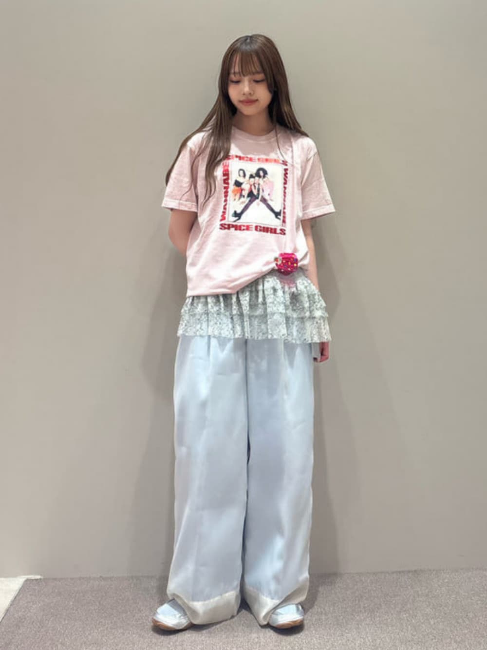ホワイト系のスラックス、ホワイト系のTシャツ/カットソー、ピンク系のTシャツ/カットソーを着用したレディースの夏コーディネートの1枚目の写真