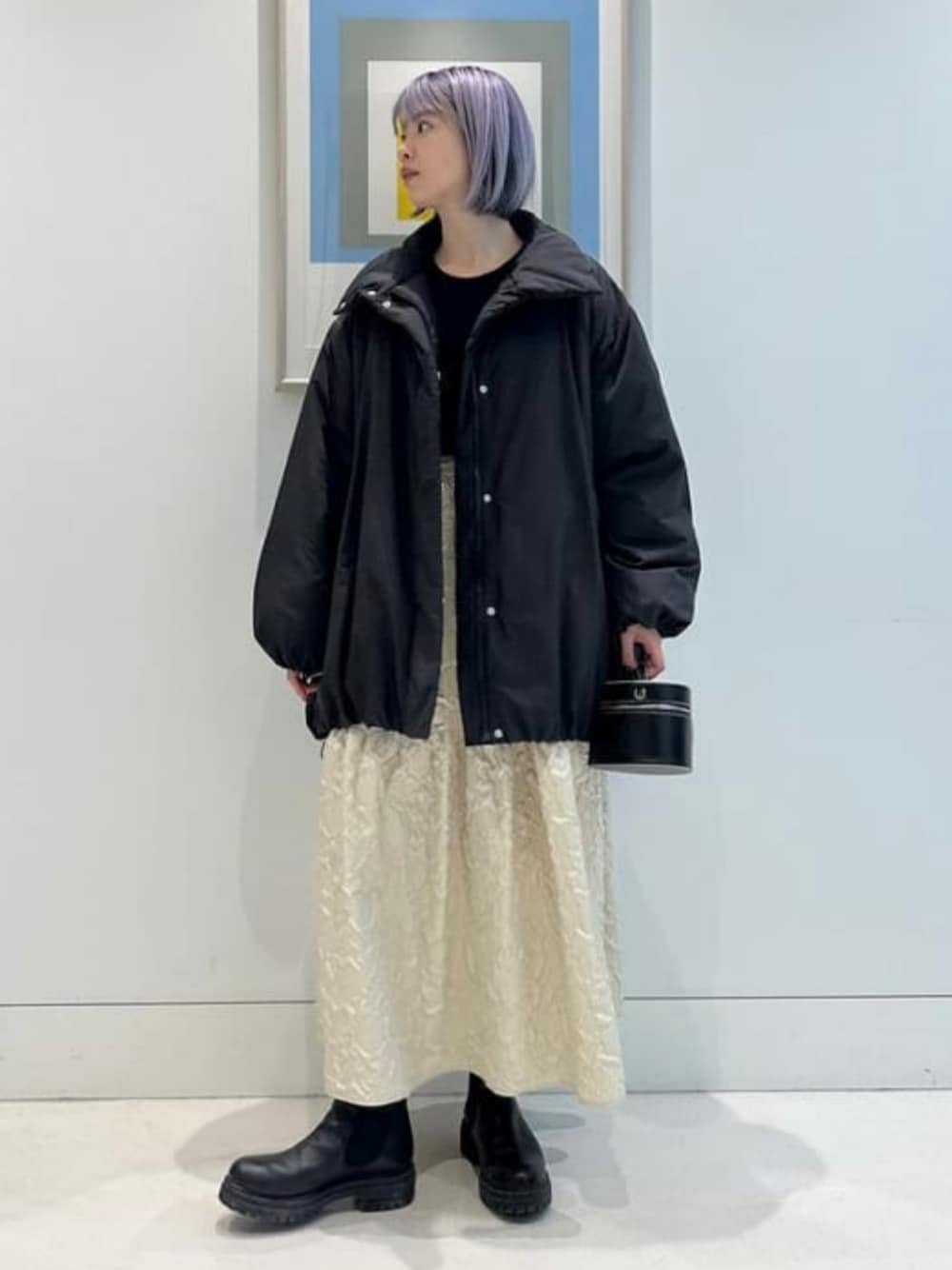 「Ray BEAMS、大人カジュアル、大人女子、大人ガーリー、きれいめカジュアル、ダウンジャケット、ダウン、オーバーサイズ、秋冬コーデ、冬アウター、スカート、フレアスカート、モノトーン、冬コーデ、シンプル」｜「Ray BEAMSのRay BEAMS / ナカワタ ボリューム ブルゾン（ブルゾン、ブラック系）」を使った、Ray BEAMSさん（レディース・161cm）の秋コーディネートの1枚目の写真