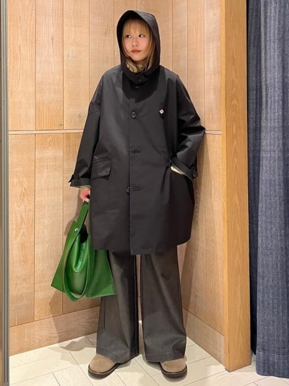 グリーン系のトートバッグ、ブラック系のその他アウターを着用したレディースの春コーディネートの1枚目の写真