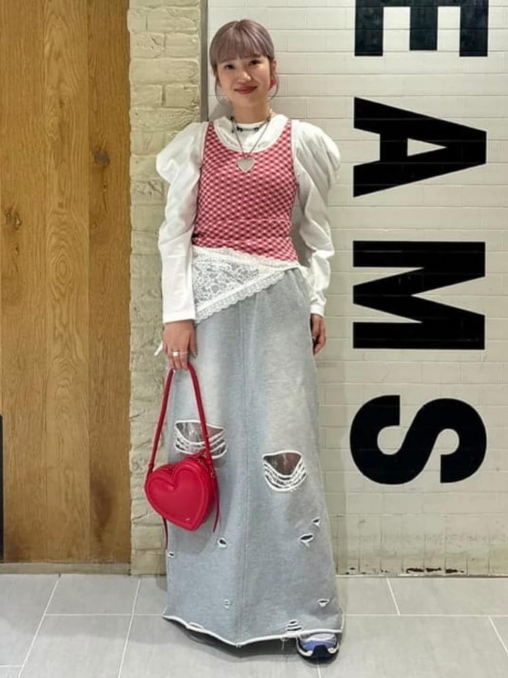 グレー系のスカート、ホワイト系のTシャツ/カットソー、ホワイト系のバンダナ/スカーフを着用したレディースの春コーディネートの1枚目の写真