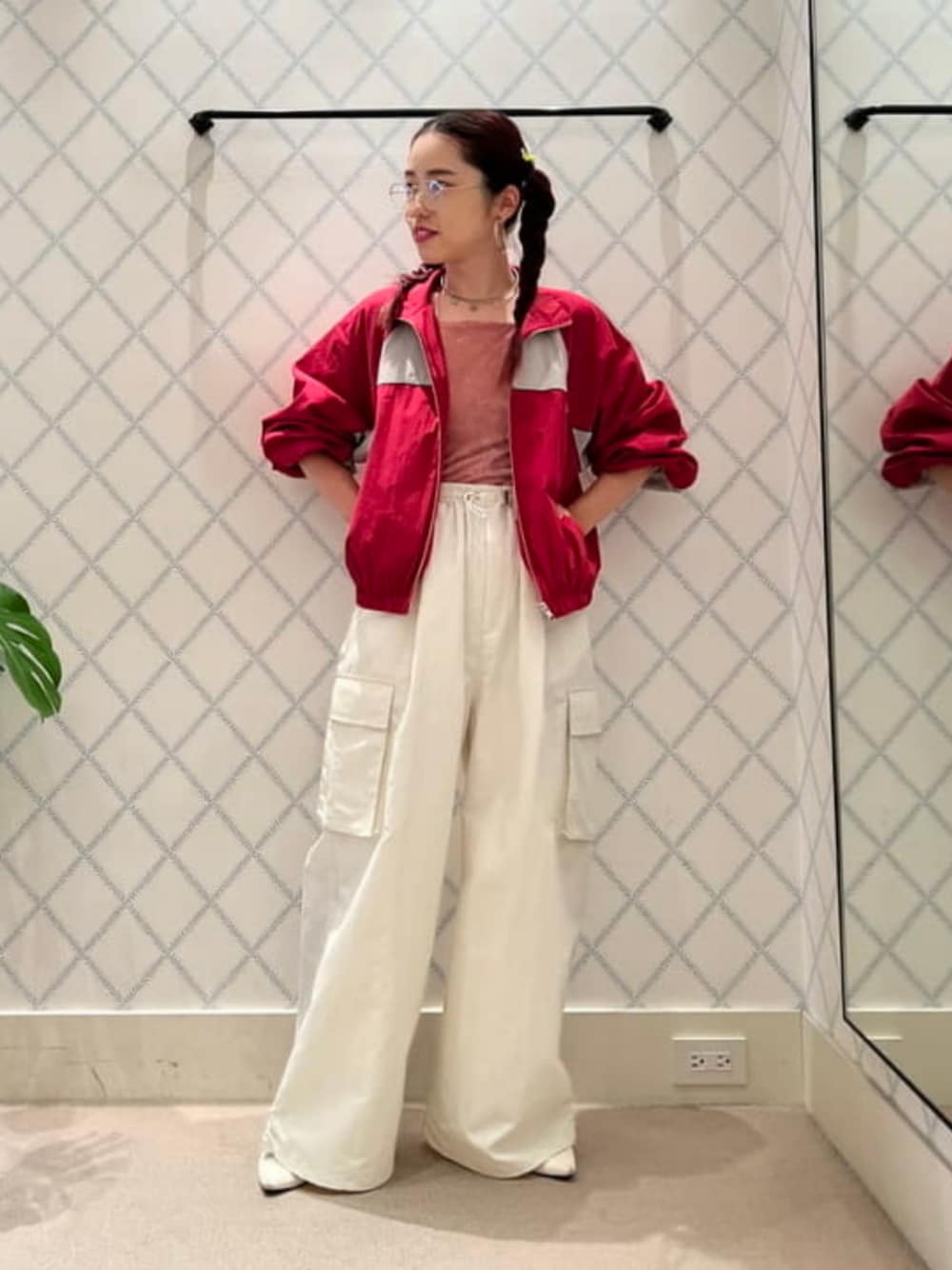 ホワイト系のカーゴパンツ、レッド系のブルゾン、ピンク系のキャミソールを着用したレディースの夏コーディネートの1枚目の写真