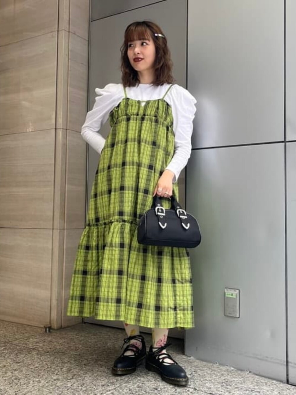 ホワイト系のTシャツ/カットソー、ブラック系のボストンバッグ、グリーン系のワンピースを着用したレディースの春コーディネートの1枚目の写真