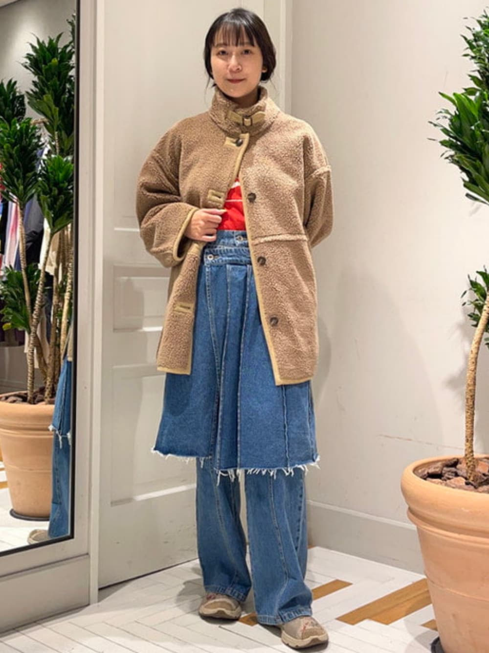 ブルー系のデニムパンツ、グリーン系のその他アウターを着用したレディースの秋コーディネートの1枚目の写真